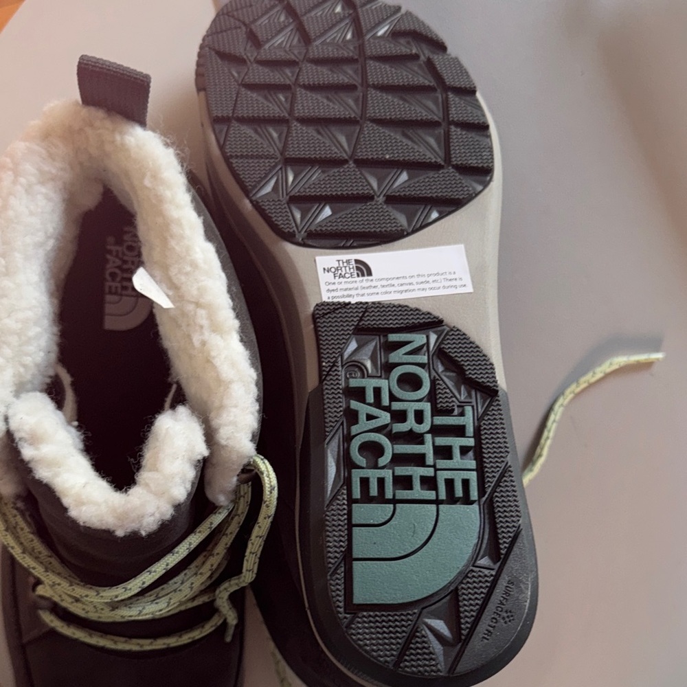 The North Face Woman’s Boots in Black and Cream - Picture 4 of 4